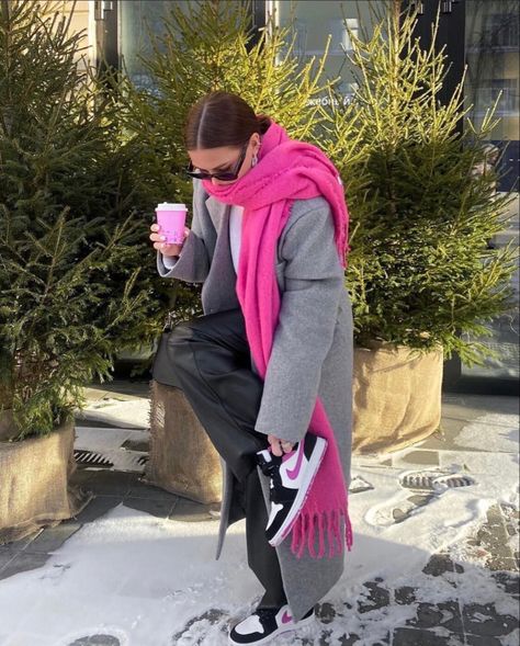 Pink Scarf Outfit, Scarf Outfit Winter, Winter Mode Outfits, Ny Outfits, Mr Big, Winter Fashion Outfits Casual, Scarf Outfit, Cozy Winter Outfits, Pink Scarf