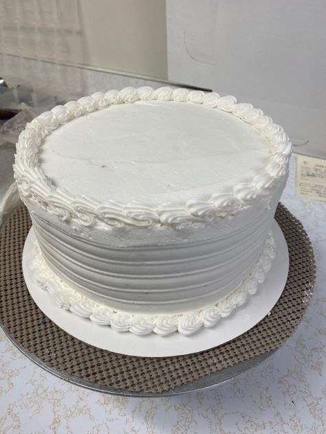 White Iced Cake, Round Birthday Cakes, Iced Cake, Plain Cake, White Buttercream, Ice Cake, 21st Birthday Cake, Cake Designs Birthday, Anniversary Cake