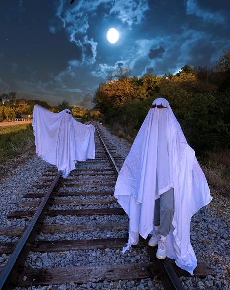 spooky halloween ghost photoshoot tiktok trend Halloween Ghost Trend, Spooky Ghost Photoshoot, Halloween Ghost Aesthetic, Ghost Friends Photoshoot, Halloween Ghost Photoshoot, Friends Ghost Photoshoot, Sheet Ghost Photoshoot, Silly Ghost Photoshoot, Ghost Photoshoot Aesthetic