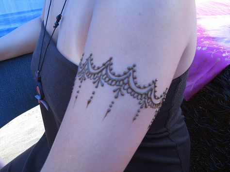 heartfire henna... This would be cute as a thigh tattoo Henna Designs Arm, Leg Henna, Henna Inspired Tattoos, Cute Henna, Henna Ideas, Henna Tattoo Hand, Henna Body Art, Very Simple Mehndi Designs, Beautiful Henna Designs