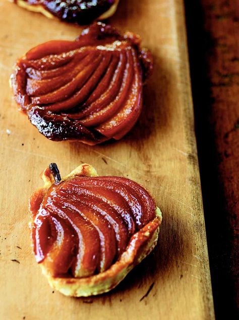 These caramel pear tarts are like individual tart tatin, made with whole pears, caramel sauce, and puff pastry. Pear Tarts, Pear Tart Recipe, Pear Tarte Tatin, Tart Tatin, Apple Tarte, Caramel Pears, Pear Pie, Christmas Sides, Pear Tart