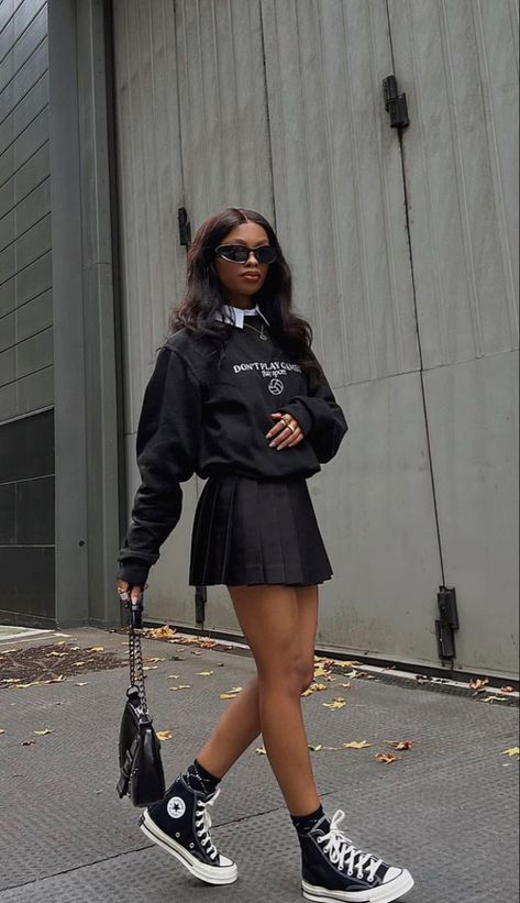 Mini Skirt With Hoodie Outfit, Autumn Outfits Baddie, T Shirt And Pleated Skirt Outfit, Grey Pleat Skirt Outfit, Outfit With Short Black Skirt, Sweatshirt And Pleated Skirt Outfit, Winter Tennis Outfits For Women, Pleated Skirt Outfits Winter, Black Pleated Mini Skirt Outfit Winter