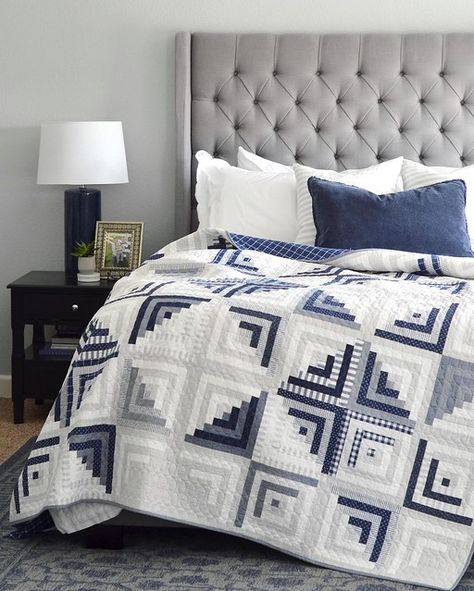 Sweet Escape in B Blue And White Quilts, White And Blue Quilt, Draps Design, Camille Roskelley, Colchas Quilting, Log Cabin Quilt Pattern, Log Cabin Quilt Blocks, Black And White Quilts, Two Color Quilts