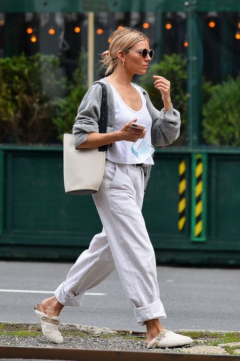 Sienna Miller Street Style, Sienna Miller Style, Street Style Nyc, Go Viral On Tiktok, Style Désinvolte Chic, Viral On Tiktok, Mum Fashion, Mama Style, Sienna Miller