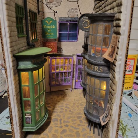 DIY Diagon Alley Diy, Hogsmeade Village, Harry Potter Castle, Harry Potter Theme Birthday, Diagon Alley, Harry Potter Room, Diy Cardboard, Harry Potter Theme, Harry Potter Diy