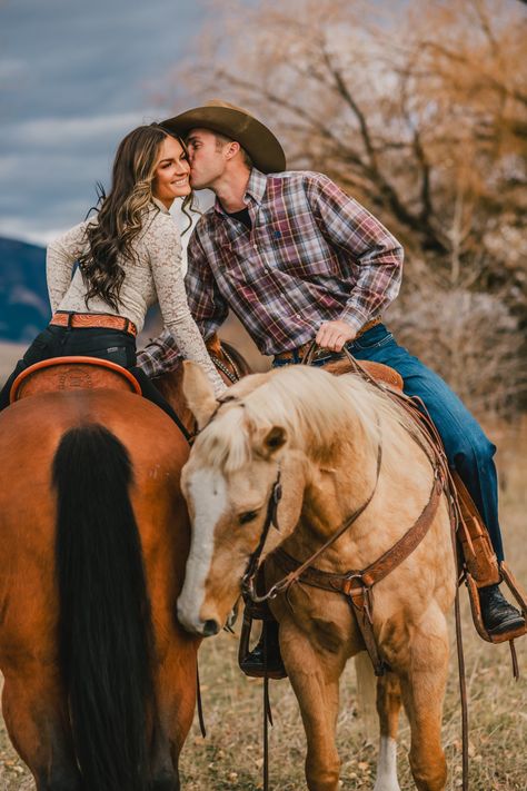 Couple Horse Photography, Horse Engagement Photos, Cowboy Shoot, Western Engagement Pictures, Western Photoshoot Ideas, Farm Family Pictures, Western Couple Photoshoot, Western Engagement Photos, Horse Couple