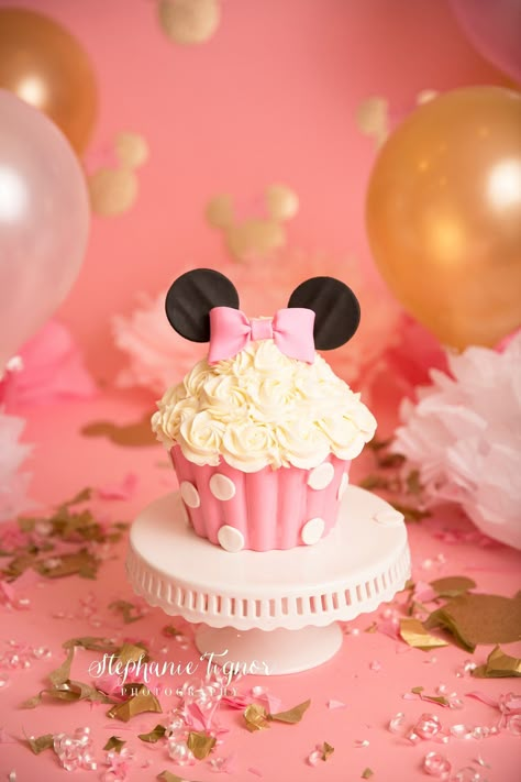 Minnie Mouse Cake Smash, Minnie Mouse Cupcake Cake, Minnie Mouse Smash Cake, 1st Birthday Foods, Smash Cake First Birthday, Milestone Cake, Newborn Milestone, Minnie Mouse Birthday Theme, Mickey First Birthday