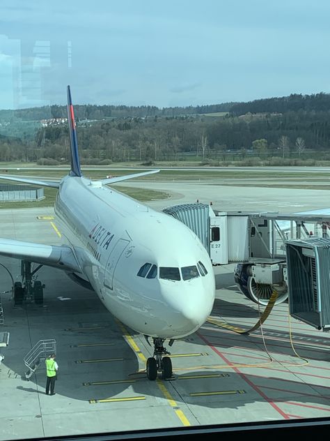 Jfk Airport New York Aesthetic, Delta Airplane, Beast Incarnate, Delta Flight, Vis Dev, Dubai Airport, New York Night, Army Women, Air Lines