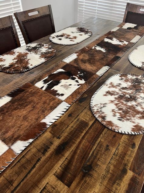 Cow Table Runner, Cabin Western Decor, Cow Hide Crafts, Western Dining Room Decor, Western Farmhouse Kitchen, Diy Western Home Decor, Western Home Ideas, Western Kitchen Ideas, Vintage Western Home Decor