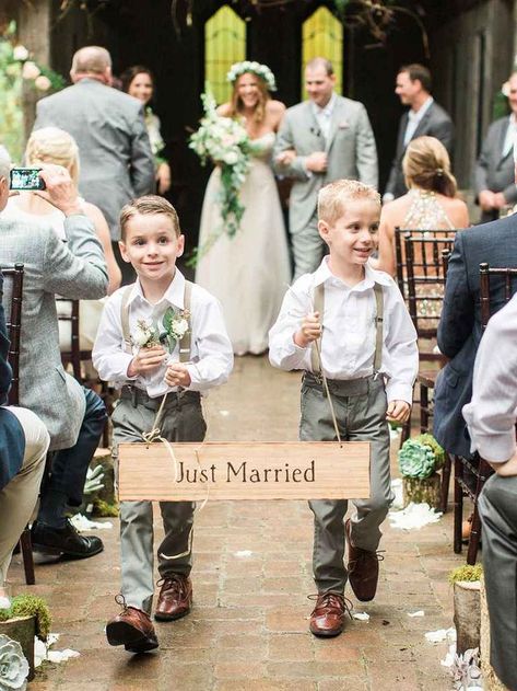 Wedding Signs For Ring Bearer, Ring Bearer Signs, Ring Bearer Flower Girl, Bearer Outfit, Ring Bearer Outfit, Cute Wedding Ideas, Engagement Ring Set, Nature Wedding, Ring Bearer