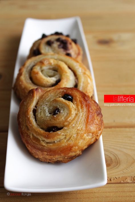 Girelle di sfoglia dolci Sweet Puff Pastry, Good Morning Breakfast, Italy Food, English Food, Italian Desserts, Cupcake Muffins, Chocolate Cupcakes, Cinnamon Rolls, Savoury Food