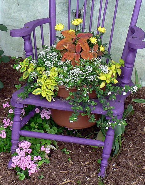 Chair With Flowers, Purple Chair, Chair Planter, Vegetable Planters, Old Chairs, Garden Containers, Diy Planters, Garden Crafts, Garden Chairs