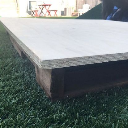 Dog Platform Outdoor, Raised Dog Beds For Large Dogs Diy, Outside Dog Bed, Shade For Dogs, Raised Platform Bed, Kitchen Plinth, Raised Dog Beds, Pallet Dog Beds, Dog Lounge