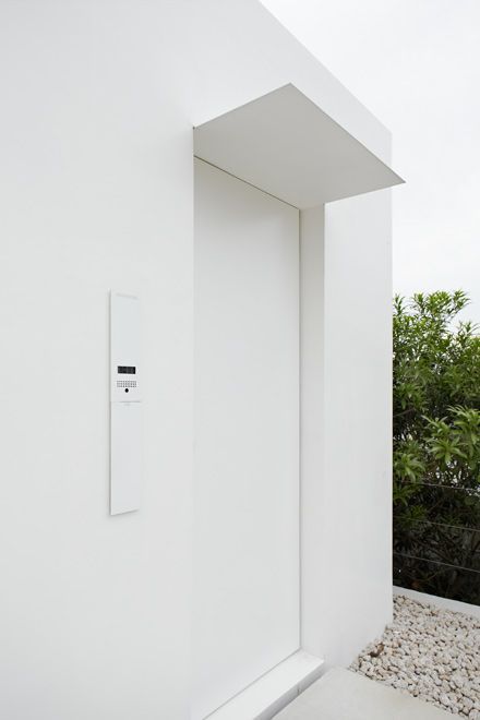 Jonathan Savoie Entry Overhang, White Entry Door, Entrance Awning, Elevated Lifestyle, Door Minimalist, Traditional Minimalist Home, Basement Door, Beautiful Entrance, Door Awning