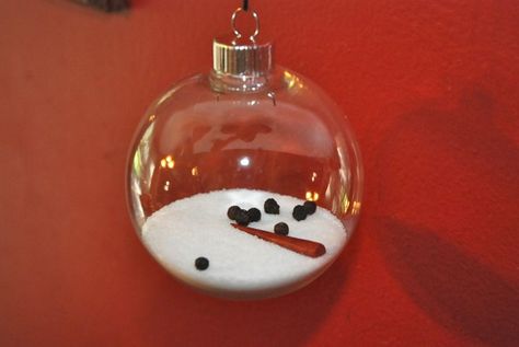 Make a Melted Snowman Christmas Ornament - by Eyeballs by Day, Crafts by Night (featured on Dollar Store Crafts) Christmas In July Ornaments, Melted Snowman Ornament, Diy Schneemann, Melting Snowman, Ornament Snowman, Melted Snowman, Snowman Craft, Craft Images, Snowman Christmas Ornaments