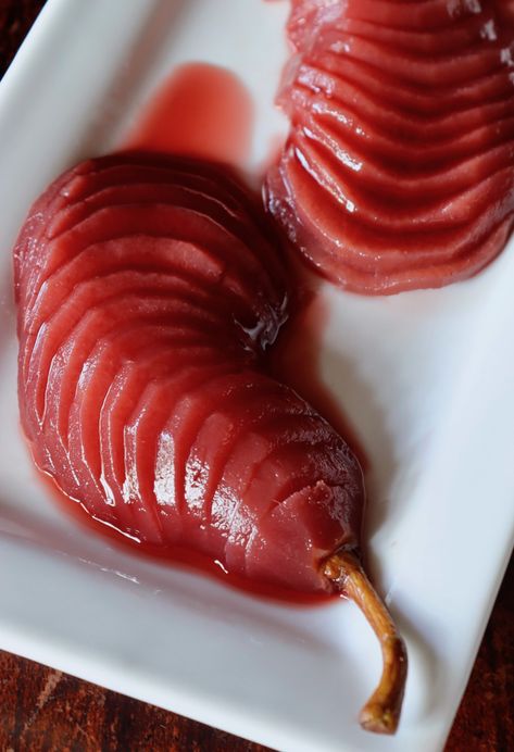 Poached Pears In Port Wine, Pears In Red Wine, Pear Wine, Wine Marinade, Plum Dessert, Wine Poached Pears, Berry Sauce, Bistro Food, Poached Pears