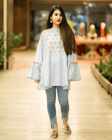 kurta outfit with jeans Kurti With Jeans, Frock Fashion, Simple Kurti Designs, Pakistani Fashion Casual, Casual Indian Fashion, Pakistani Dresses Casual, Pakistani Fashion Party Wear, Salwar Kamiz, Casual Wear Dress