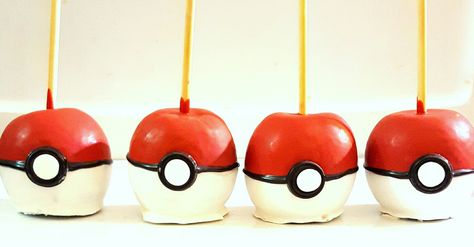 Pokemon Inspired Candy Apples #pokeball Pokemon Candy Apples, Pokemon Party Supplies, Pokemon Candy, Pokemon Balloons, Pokemon Cupcakes, Garden Cupcakes, Pokemon Birthday Cake, Pokémon Party, Kids Party Planning