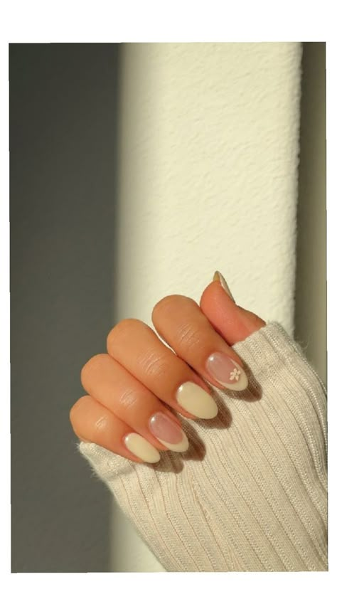 Nail Ideas Vanilla, Vanilla Nails Chrome, Summer Nails Aesthetic Simple, Vanilla Girl Nails Almond, Vanilla Nails Acrylic, Aesthetic Minimal Nails, Vanilla Chrome Nails With Design, Vanilla Chrome French Nails, Vanilla Cream Nails