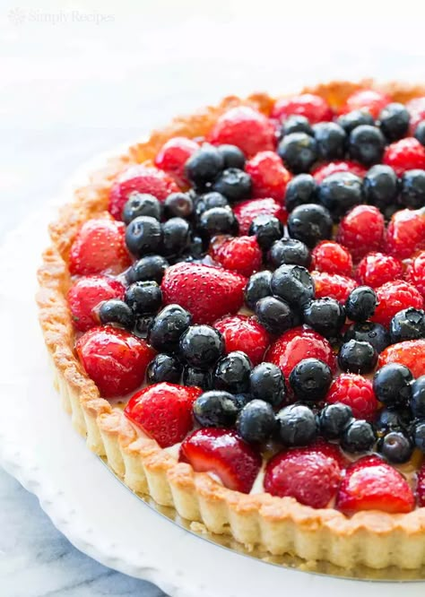 Summer Berry Tart Recipe Tartes Recipes, Fruit Custard Tart, Dessert Tarts, Berry Desserts, Fruit Custard, Tart Dough, Custard Desserts, Cheesecake Mousse, Berry Tart