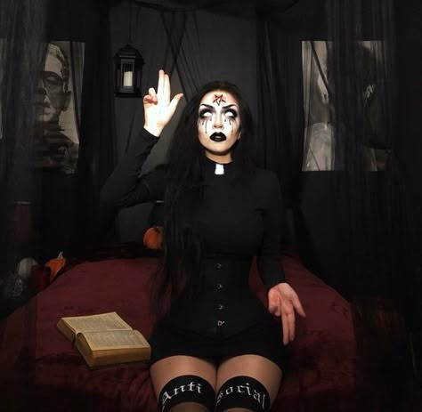 Nun Halloween Costume, Nun Halloween, Halloween Makeup Witch, Demon Costume, Nun Costume, Horror Halloween Costumes, Horror Costume, Halloween Makeup Inspiration, Alt Girls