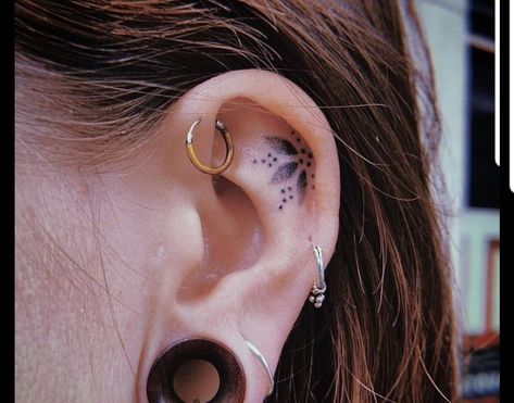 Ear Tattoo Inner Simple, Inner Ear Tattoos For Women, Tiny Ear Tattoo, Tattoo Oreille, Tragus Tattoo, Inside Ear Tattoos, Inner Ear Tattoo, Stippling Tattoo, Tatuaje Trash Polka