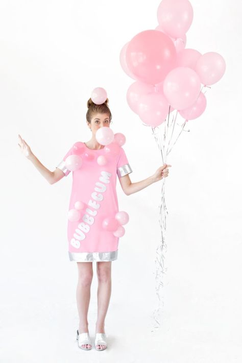 DIY Bubblegum Costume l Studio DIY Sporty Halloween Costumes, Bubblegum Costume, Candy Land Costumes, Diy Karneval, Last Minute Diy Costumes, Paper Doll Costume, Candy Costumes, Box Costumes, Diy Kostüm