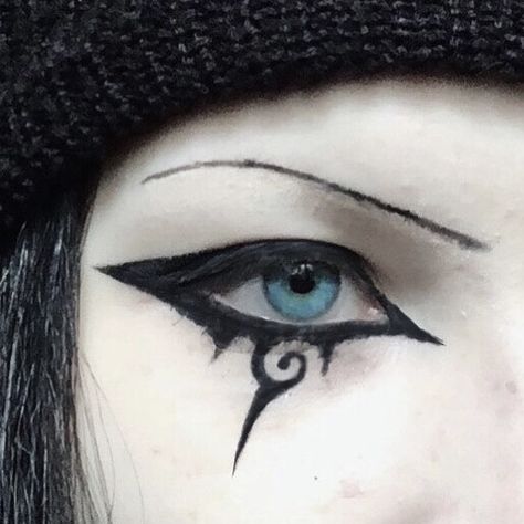 Alternative aesthetic eye makeup with large eyeliner wing, graphic eyeliner detail with a swirl bruh idk Swirl Makeup Eye, Swirl Eye Makeup, Goth Eyeliner Ideas, Alt Eyeliner Looks, Cool Graphic Eyeliner, Large Eyeliner, Goth Eyeliner Hooded Eyes, Eyeliner Face Art, Swirl Eyeliner