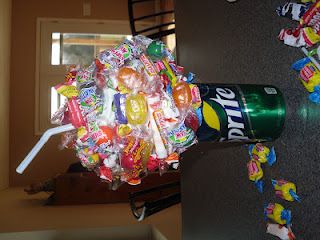 DIY candy and soda bouquet tutorial. Great gift idea. :)need to try this.. Looks easy Soda Can Candy Bouquet, Candy Boquets, Candy Bouquet Diy, Edible Bouquets, Bouquet Tutorial, Candy Bouquets, Candy Cakes, Flower Birthday, Candy Crafts