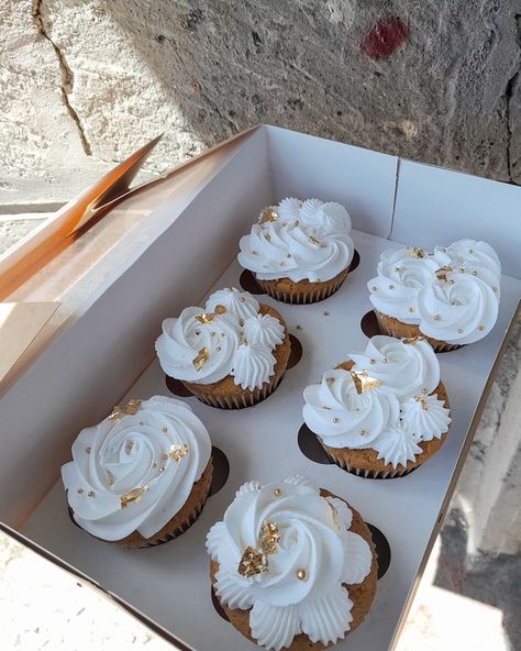 Satisfy your sweet tooth with these elegant cupcakes adorned with gold decorations and white frosting 🎂🌟 #GlamorousSweets #GoldAccents #cupcakeobsession Gold Icing Cupcakes, White And Gold Cupcakes, Cupcake Gold, Gold Icing, Icing Cupcakes, Silver Cupcakes, Elegant Cupcakes, Gold Cupcakes, Gold Decorations