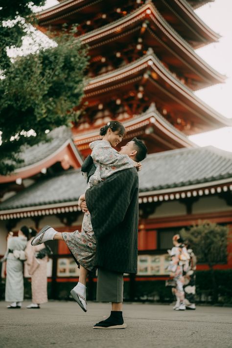 Couple In Tokyo Aesthetic, Asian Couple Photography, Japanese Wedding Photoshoot, Japan Couple Photoshoot, Japanese Prewedding, Tema Prewedding, Prenup Poses, Kimono Photography, Couple Portrait Photography