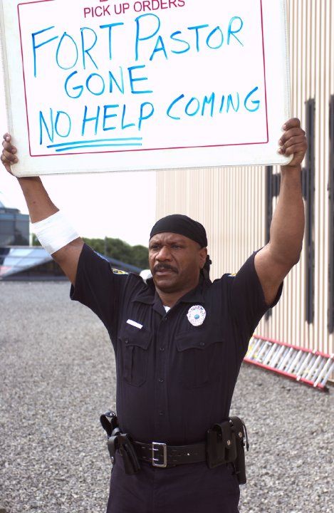 Ving Rhames in Dawn of the Dead (2004) Apocalyptic Movies, I Love Zombies, Walking Dead Zombie, Dawn Of The Dead, Night Of The Living Dead, Best Zombie, Dead Man Walking, Zombie Movies, Dead Zombie