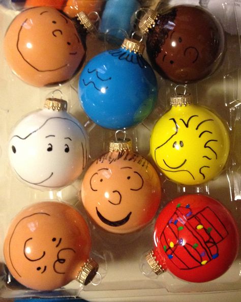 Peanut character diy ornaments: Glass/plastic ornaments Acrylic paint Sharpie Charlie Brown Christmas Decorations, Snoopy Christmas Decorations, Peanuts Christmas Tree, Snoopy Christmas Tree, Peanuts Gang Christmas, Charlie Brown Tree, Charlie Brown Christmas Tree, Crafty Morning, Disney Christmas Decorations