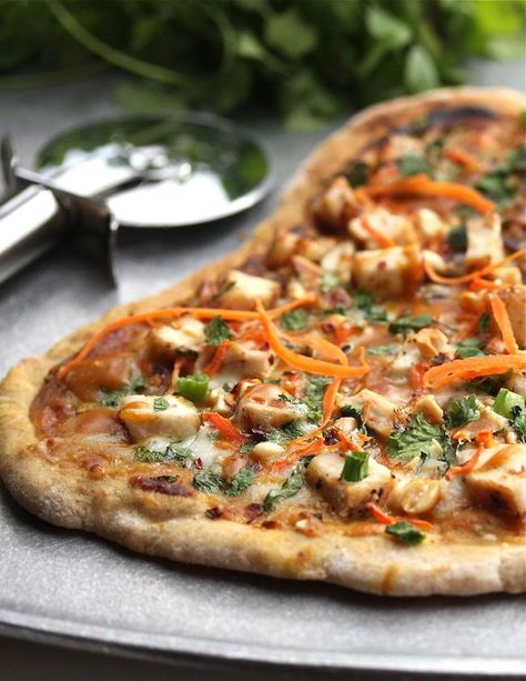 Thai Chicken Flatbread Easy Flatbread Recipes, Savory Tarts, Chicken Flatbread, Pizza Roll, Flatbread Recipe, Pizza Maker, Thai Peanut, Peanut Chicken, Pasta Pizza