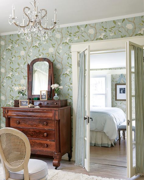 Our guide to 6 types of cottage style will help you identify the perfect style for your home! (📸: Photography by Michael Hunter) Grandmillennial Style, Cottage Journal, English Country Decor, Cottage Bedroom, Cottage Interiors, Design Seeds, Vintage Cottage, Cottage Living, English Cottage