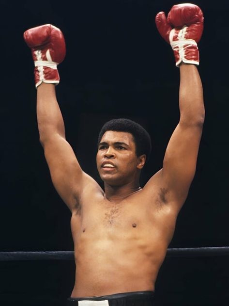 10 All-Time Best Muhammad Ali Quotes Mohamad Ali, Ali Boxing, Muhammad Ali Quotes, Muhammad Ali Boxing, American Boxer, Heart Of A Lion, Cassius Clay, Mohammad Ali, Powerful People