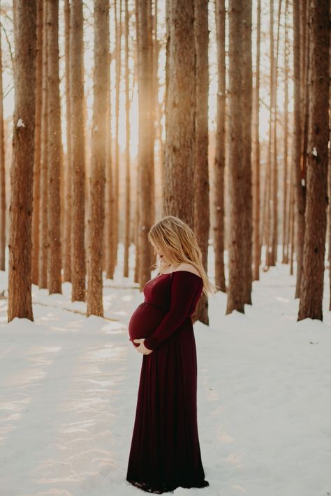 Maternity Photo Shoot Ideas Winter Indoor, Outdoor Winter Maternity Shoot Snow, Maternity Photos In The Snow, Snow Maternity Shoot, Maternity Photo Winter, Snowy Maternity Pictures, Christmas Themed Maternity Pictures, Winter Maternity Shoot Ideas, Snow Pregnancy Photoshoot