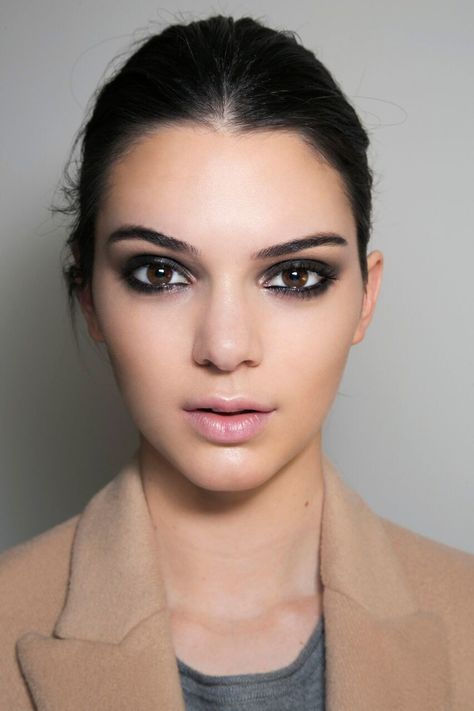 Smoky Eye Tutorial by Lisa Eldridge Trucco Smokey Eye, Smoky Eye Tutorial, Fall Makeup Trend, Makijaż Smokey Eye, Smokey Eyes, Make Up Looks, Fall Makeup, Makeup Designs, Smokey Eye Makeup