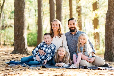 Large Family Portraits, Fall Family Outfits, Family Studio Photography, Family Mini Sessions, Family Photoshoot Poses, Family Maternity Photos, Fall Family Photo Outfits, Family Picture Poses, Photography Poses Family