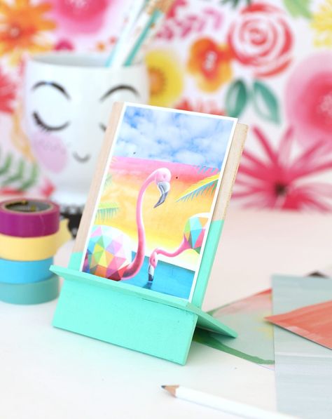 DIY Wooden Photo Easel | damask love Diy Photo Stand, Photo Stand, Wood Easel, Diy Photo Frames, Card Box Wedding, Diy Photo, Diy Wood Projects, Diy Wood, Wooden Diy