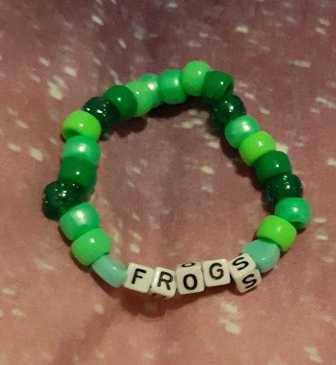 First time working with Pony beads so please be kind 💖 #Frogs #Cottagecore #Kidcore #Frog #Kandi #plur #Kawaii #Greem #Frogbracelet #Kandibracelet #Alt Animal Bead Bracelets, Beaded Bracelets Kandi, Kidcore Bracelet Ideas, Green Kandi Bracelets, Bracelets Pony Beads, Kandi Inspiration Pony Beads, Frog Bracelet, Pony Beads Bracelet, Bracelet Ideas Pony Beads