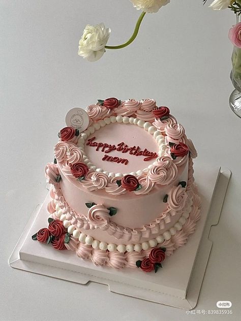 Vintage Cake White And Pink, Aesthetic Tres Leches Cake, Fun Round Cake Ideas, Pretty Heart Cakes, Pink Vintage Cake Round, Vintage Cake Flowers, Pretty Simple Birthday Cakes, Flower Design Cake Birthday, Bday Cakes For Mom