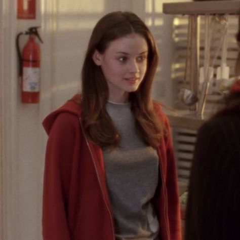 Rory Gilmore Hair Inspiration, Gilmore Outfits, Rory Gilmore Aesthetic, Gilmore Aesthetic, Rory Gilmore Style, Gilmore Girls Fashion, Aesthetic Tips, Gilmore Girls Outfits, Team Logan