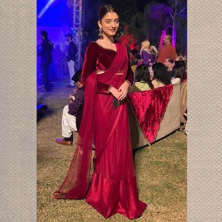 Neha Rajput stuns in a monochrome marsala red saree! Bringing back the 1900s old school glam this wedding season. ✨🔥✨ @mohsin.naveed.ranjha @neharajpootofficial #mohsinnaveedranjha #mnr #mnrdesignstudio #neharajpoot #saree #desiwedding #lahoriwedding #heritagewear Neha Rajput, Neha Rajpoot, Sari Designs, Pakistani Saree, Draping Saree, Mahira Khan Dresses, Black Bridal Dresses, Mohsin Naveed Ranjha, Saree Red