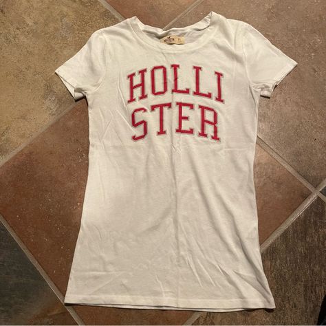 Hollister Graphic Tee Never Worn Size: Extra Small Thrifted Graphic Tee, 2000s Graphic Tee, Gretchen Wieners, 2000s Hollister, Thrift Board, Y2k Graphic Tees, Vintage Hollister, Wardrobe Pieces, Y2k Shorts