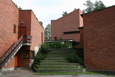 Alvar Aalto,Saynatsalo Town Hall Main access staircase to the internal courtyard covered in grass- the nature creeping into the building and its internal parts. Architect Office Interior, Mulberry House, Places Illustration, History Of Architecture, Architectural Forms, Architectural History, Internal Courtyard, Famous Architects, Architecture Modern