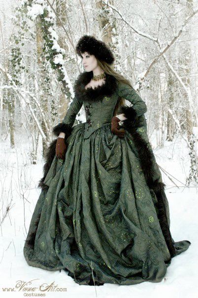 Russian court gown in moss green, photo and dress by Viona Ielegems. Witch Cloak, Court Gown, Baroque Dress, Lord John, Historical Dress, Diesel Punk, Medieval Dress, Medieval Fashion, Russian Fashion