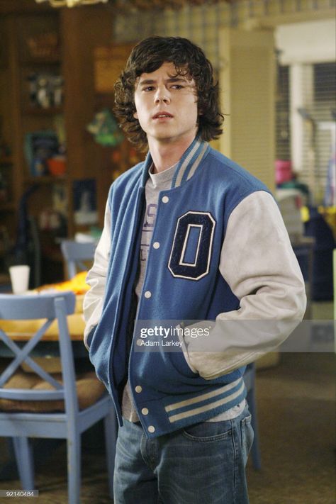 Charlie Mcdermott as Axl Heck from The Middle Axl Heck, The Middle Series, The Middle Tv Show, Charlie Mcdermott, Justin Long, Cute Football Players, Stuck In The Middle, Classic Tv, New Girl