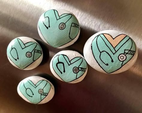 Nurse Rock Painting Ideas, Painted Rocks For Garden, Crafts Presents, Rocks For Garden, Decorative Rocks, Pebble Garden, Paints And Brushes, Polymer Clay Cake, Rock Pictures