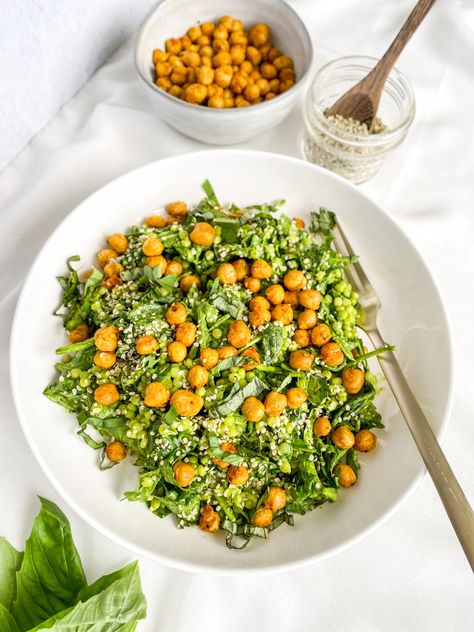 Pesto Couscous and Chickpea Salad Pesto Couscous, Roasted Chickpea Salad, Chickpea Salad Recipe, Make Pesto, Couscous Recipe, Pesto Dressing, Fitness Pictures, Spinach Juice, Pearl Couscous